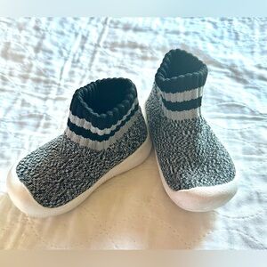 Children baby unisex Black White Knit Shoes with rubber bottom slip protection